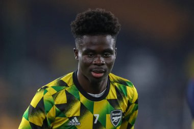 Bukayo Saka # 7 numaralı Arsenal Premier Lig maçı öncesinde Molineux, Wolverhampton, Birleşik Krallık 'ta oynanan Wolverhampton Wanderers-Arsenal maçında ısındı.
