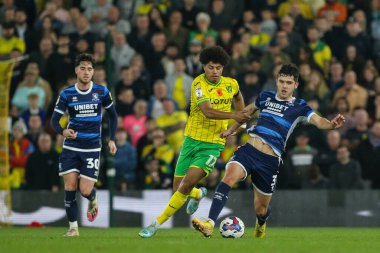 Middlesbrough 'dan Ryan Giles # 3 ve Gabriel Sara # 17 Norwich City Şampiyonası' nda Norwich City - Middlesbrough maçında top mücadelesi, Norwich City - Carrow Road, Norwich, İngiltere, 12 Kasım 202