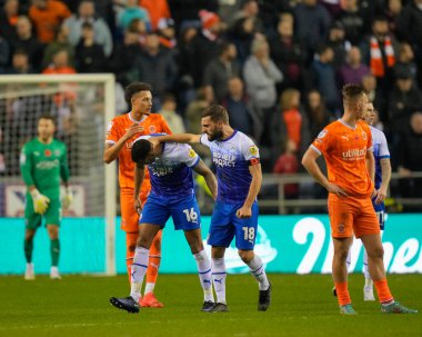 Graeme Shinnie # 18, Wigan Atletizm takımından Curtis Tilt 'i 12 Kasım 202' de Wigan Atletizm Şampiyonası 'nda Wigan Athletic' e karşı Blackpool maçında kazandığı galibiyet golünden sonra tebrik ediyor.
