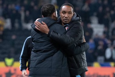 Hull City 'nin menajeri Liam Rosenior, 12 Kasım 202' de Hull City vs Reading 'de oynanan Sky Bet Şampiyonası maçından sonra Paul Ince' e sarıldı.