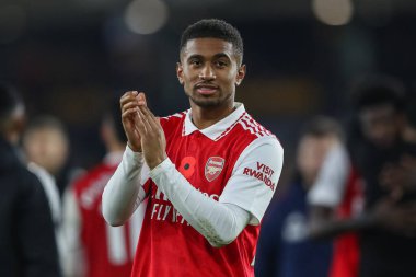 Arsenal 'den Reiss Nelson # 24 Premier League maçından sonra İngiltere' nin Wolverhampton kentinde oynanan Wolverhampton Wanderers-Arsenal maçında gezgin taraftarları alkışlıyor.