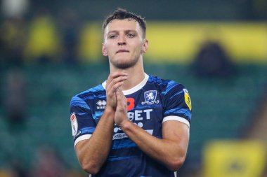 Middlesbrough 'dan Dael Fry 6, 12 Kasım 202' de Norwich City, Norwich Road, Norwich, İngiltere 'de oynanan Sky Bet Şampiyonası maçında taraftarları son düdükle selamlıyor.