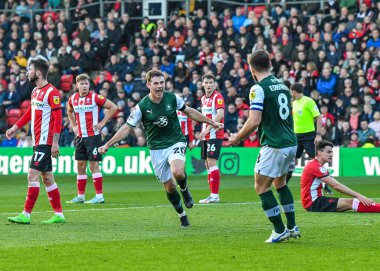 GoAL Plymouth Argyle orta saha oyuncusu Adam Randell (20), 12 Kasım 202 tarihinde Gelder Group Sincil Bank Stadyumu 'nda oynanan ve Lincoln City' nin Plymouth Argyle 'a karşı oynadığı Sky Bet 1 maçında 0-1 kazanma golünü kutluyor.