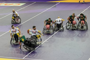 Fransız Arno Vargas, 13 Kasım 202 'de İngiltere' nin Sheffield, İngiltere 'deki İngiliz Spor Enstitüsü' nde oynanan 2021 Dünya Rugby Ligi Kupası yarı final maçı sırasında Avustralyalı Brad Grove 'a daldı.