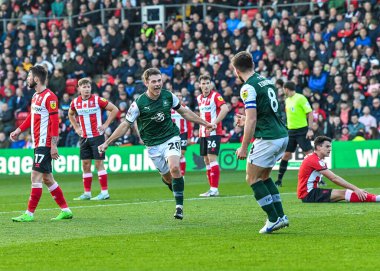 GoAL Plymouth Argyle orta saha oyuncusu Adam Randell (20), 12 Kasım 202 tarihinde Gelder Group Sincil Bank Stadyumu 'nda oynanan ve Lincoln City' nin Plymouth Argyle 'a karşı oynadığı Sky Bet 1 maçında 0-1 kazanma golünü kutluyor.