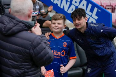 Blackpool 'dan Charlie Patino, 12 Kasım 2022' de İngiltere 'nin Wigan şehrinde oynanan Wigan Atletizm ve Blackpool maçından önce hayranlarıyla çekilmiş bir fotoğraf için poz veriyor.