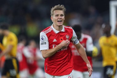 Martin degaard # 8 Arsenal Premier League maçında Wolverhampton Wanderers, Molineux, Wolverhampton, Birleşik Krallık 'ta 12 Kasım 2022' de Arsenal 'e karşı 0-1' lik galibiyetini kutluyor.