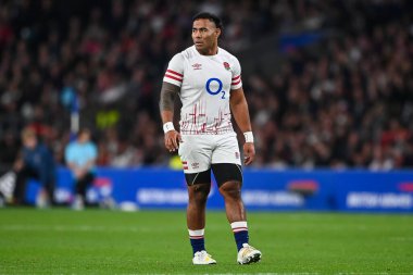 İngiltere 'den Manu Tuilagi, 12 Kasım 202' de Twickenham Stadyumu 'nda oynanan final maçında Japonya' ya karşı İngiltere maçını izledi.