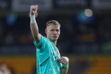 Arsenal 'den Aaron Ramsdale Premier League maçında Wolverhampton Wanderers Arsenal' e karşı Molineux, Wolverhampton, Birleşik Krallık 'ta 12 Kasım 202' de kazandığı galibiyeti kutluyor.
