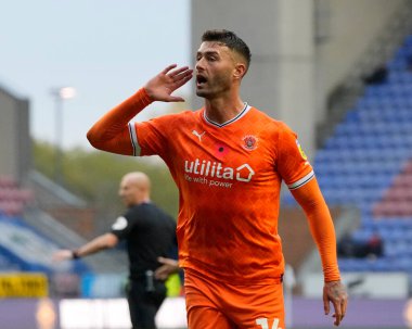 Blackpool 'dan Gary Madine, 12 Kasım 202' de Wigan Athletic 'in Wigan, Wigan, İngiltere' deki Blackpool 'a karşı oynadığı Sky Bet Şampiyonası maçında 0-1' lik skorunu kutluyor.