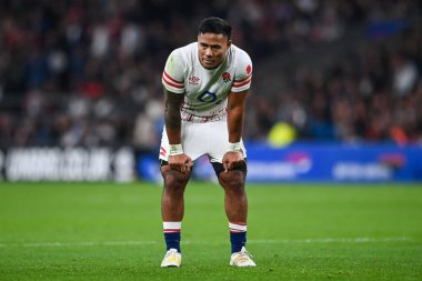 İngiltere 'den Manu Tuilagi, 12 Kasım 202' de Twickenham Stadyumu 'nda oynanan final maçında Japonya' ya karşı İngiltere maçını izledi.