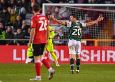 Plymouth Argyle orta saha oyuncusu Adam Randell (20) Sky Bet League 1 karşılaşmasında Lincoln City ile Plymouth Argyle karşılaşacak Gelder Group Sincil Bank Stadyumu, Lincoln, İngiltere, 12 Kasım 202