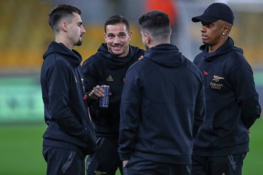 Cdric Soares # 17 Arsenal Premier League karşılaşması öncesinde takım arkadaşlarıyla görüşür: Wolverhampton Wanderers - Arsenal Molineux, Wolverhampton, Birleşik Krallık, 12 Kasım 2022