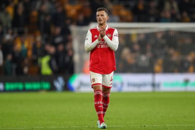 Arsenal 'den Ben White # 4 Premier League maçından sonra Wolverhampton Wanderers, Molineux, Wolverhampton, İngiltere' de 12 Kasım 202 'de Arsenal' e karşı olan gezgin taraftarları alkışlıyor.
