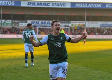 GoAL Plymouth Argyle orta saha oyuncusu Adam Randell (20), 12 Kasım 202 tarihinde Gelder Group Sincil Bank Stadyumu 'nda oynanan ve Lincoln City' nin Plymouth Argyle 'a karşı oynadığı Sky Bet 1 maçında 0-1 kazanma golünü kutluyor.