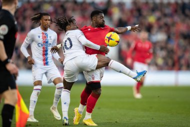 Nottingham Ormanı 'ndan Serge Aurier # 24 Premier Lig maçı sırasında Kristal Saray' dan Ebere Eze # 10 'a karşı 12 Kasım 202' de Nottingham Forest, Nottingham 'daki Kristal Saray' a karşı.