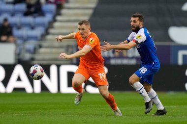 Blackpool 'dan Shayne Lavery # 19 Graeme Shinnie # 18 of Wigan Atletizm Şampiyonası maçında Wigan Athletic' e karşı Blackpool Stadyumu, Wigan, İngiltere, 12 Kasım 202