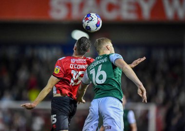 Plymouth Argyle orta saha oyuncusu Sam Cosgrove (16) ve Lincoln City defans oyuncusu Paudie O 'Connor (15), Gelder Group Sincil Bank Stadyumu, Lincoln, Birleşik Krallık, 12. Nov.