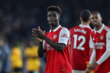 Arsenal 'den 7 numaralı Bukayo Saka, Premier League karşılaşması sonrasında İngiltere' nin Wolverhampton, Wolverhampton, İngiltere 'de oynanan maçta Wolverhampton Wanderers-Arsenal maçının seyircilerini alkışlıyor.
