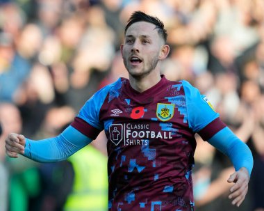 Burnley 'den Josh Brownhill 3-0' lık galibiyetlerinden sonra taraftarları selamlıyor. 13 Kasım 202 'de Burnley, Burnley, İngiltere' de Blackburn Rovers 'a karşı oynanan karşılaşma.