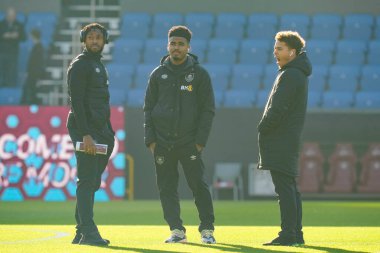 Burnley 'den Ian Maatsen # 29 ve Samuel Bastien # 26 Sky Bet Şampiyonası maçından önce sahaya bakıyorlar Burnley - Blackburn Rovers Turf Moor, Burnley, İngiltere, 13 Kasım 202