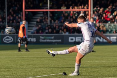  Northampton Saints 'in Fin Smith # 10' u 13 Kasım 202 'de StoneX Stadyumu' nda oynanan Gallagher Premiership maçında Saracens-Northampton Saints maçında denemeyi kabul etti.