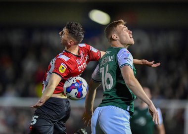 Plymouth Argyle orta saha oyuncusu Sam Cosgrove (16) ve Lincoln City defans oyuncusu Paudie O 'Connor (15), Gelder Group Sincil Bank Stadyumu, Lincoln, Birleşik Krallık, 12.