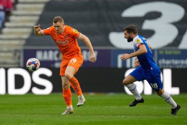 Blackpool 'dan Shayne Lavery # 19 Graeme Shinnie # 18 of Wigan Atletizm Şampiyonası maçında Wigan Athletic' e karşı Blackpool Stadyumu, Wigan, İngiltere, 12 Kasım 202