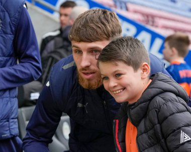 Blackpool 'dan Daniel Grimshaw # 32, 12 Kasım 202' de İngiltere 'nin Wigan Stadyumu' nda oynanan Wigan Atletizm ve Blackpool maçından önce hayranlarıyla bir fotoğraf için poz veriyor.