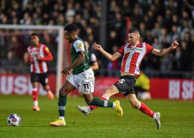 Plymouth Argyle, Lincoln City - Plymouth Argyle maçında Lincoln City - Gelder Group Sincil Bank Stadyumu, Lincoln, İngiltere, 12 Novem 'de Lincoln City - Plymouth Argyle maçında hücum ederek Lincoln City defans oyuncusu Paudie O' Connor 'ı geçti.