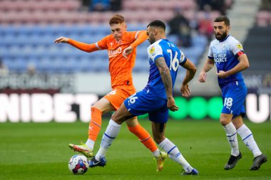 Blackpool 'dan Sonny Carey # 16 Wigan Atletizm Şampiyonası' nda Wigan Athletic 'e karşı Blackpool Stadyumu, Wigan, İngiltere' de 12 Kasım 202 'de oynanan Wigan maçında Curtis Tilt # 16 ile top için yarışıyor.