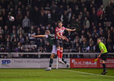 Plymouth Argyle orta saha oyuncusu Matt Butcher (7), 12 Kasım 202 tarihinde Gelder Group Sincil Bank Stadyumu 'nda oynanan 1.