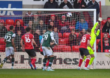 GoAL Plymouth Argyle kalecisi Michael Cooper (1), Gelder Group Sincil Bank Stadyumu, Lincoln, İngiltere 'de oynanan 1-1' lik Gökyüzü İddia Ligi maçı sırasında kalenin arkasına vurarak topu durduramıyor.