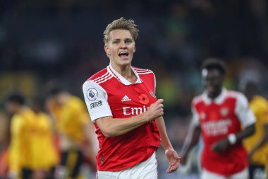 Martin degaard # 8 Arsenal Premier League maçında Wolverhampton Wanderers, Molineux, Wolverhampton, Birleşik Krallık 'ta 12 Kasım 2022' de Arsenal 'e karşı 0-1' lik galibiyetini kutluyor.