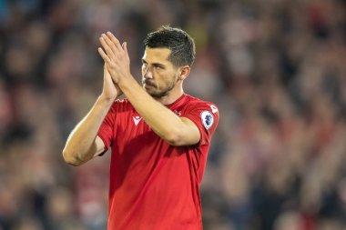 Nottingham Ormanı 'ndan Remo Freuler 12 Kasım 202' de İngiltere 'nin Nottingham City Ground kentinde oynanan Premier League maçında ev sahibi taraftarlarını alkışlıyor.