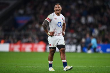 İngiltere 'den Manu Tuilagi, 12 Kasım 202' de Twickenham Stadyumu 'nda oynanan İngiltere-Japonya maçında gülümsüyor.
