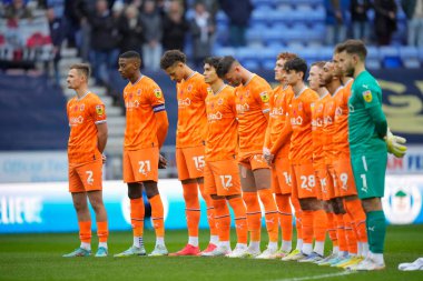 Blackpool oyuncuları, 12 Kasım 202 'de İngiltere' nin Wigan şehrinde oynanan Wigan-Blackpool maçından önceki Anma Günü münasebetiyle bir dakikalık saygı duruşunda bulunuyorlar.