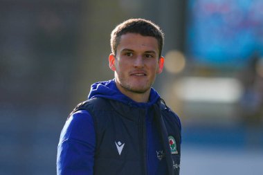 Blackburn Rovers 'dan Jack Vale # 29, 13 Kasım 202' de Burnley, Burnley, Burnley 'de Blackburn Rovers' a karşı oynanan Gökyüzü İddia Şampiyonası maçından önce sahaya bakıyor.