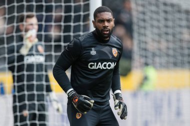 Thimothe Lo-Tutala # 32 of Hull City, 12 Kasım 2022 tarihinde MKM Stadyumu, Hull, İngiltere 'de oynanan Sky Bet Şampiyonası maçı öncesinde ısınma turu öncesinde