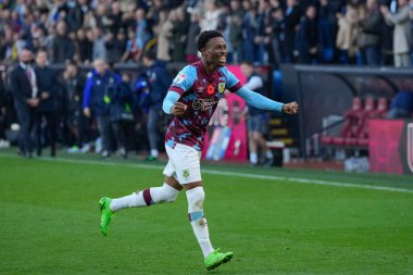 Burnley 'den 23 numaralı Nathan Tella, 13 Kasım 202' de Burnley 'nin Blackburn Rovers' a karşı oynadığı Gökyüzü İddia Şampiyonası maçından sonra taraftarlarıyla kutluyor.