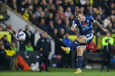 Middlesbrough 'dan Riley McGree 12 Kasım 202' de Norwich City, Norwich Road, Norwich, İngiltere 'de oynanan Norwich City vs Middlesbrough maçında kalede şut çekiyor.