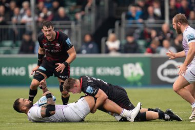  Saracens 'ten Theo Dan # 2 Northampton Saints' in 4 numarası Lukhan Salakaia-Loto 'yu, Saracens-Northampton Saints maçı sırasında StoneX Stadyumu, Londra, İngiltere' de 13 Kasım 202 'de yendi.