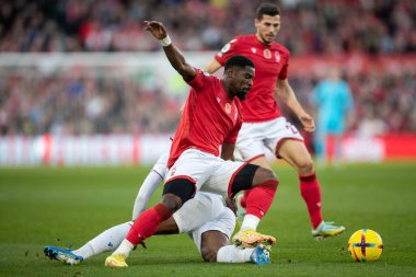 Nottingham Ormanı 'ndan 24 numaralı Serge Aurier 12 Kasım 202' de Nottingham City Ground, Nottingham, İngiltere 'de oynanan Premier Lig maçı sırasında Kristal Saray' ın 10 numaralı Ebere Eze 'sini yendi.