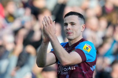 Burnley 'den 24 numaralı Josh Cullen, 13 Kasım 202' de Burnley-Blackburn Rovers maçında 3-0 'lık galibiyetlerinden sonra taraftarları selamlıyor.