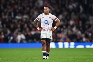 İngiltere 'den Manu Tuilagi, 12 Kasım 202' de Twickenham Stadyumu 'nda oynanan final maçında Japonya' ya karşı İngiltere maçını izledi.