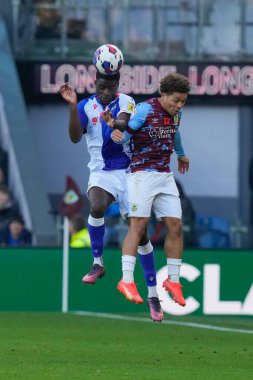 Burnley 'den 17 numaralı Manuel Benson, 13 Kasım 202' de Burnley - Blackburn Rovers maçında Clinton Mola # 15 of Blackburn Rovers ile birlikte Turf Moor, Burnley, İngiltere 'de karşı karşıya geldi.