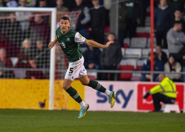 Plymouth Argyle defansı James Wilson (5) Sky Bet League 1 karşılaşmasında Lincoln City - Plymouth Argyle maçında Gelder Group Sincil Bank Stadyumu, Lincoln, İngiltere, 12 Kasım 202