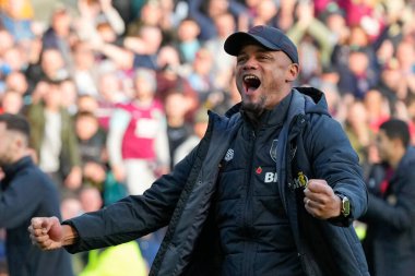 Burnley 'nin Vincent Kompany Menajeri, 13 Kasım 202' de Burnley, Burnley 'de Blackburn Rovers' a karşı oynanan Gökyüzü İddia Şampiyonası maçının ardından taraftarlarıyla kutlama yapıyor.