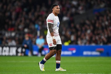 İngiltere 'den Manu Tuilagi, 12 Kasım 202' de Twickenham Stadyumu 'nda oynanan final maçında Japonya' ya karşı İngiltere maçını izledi.