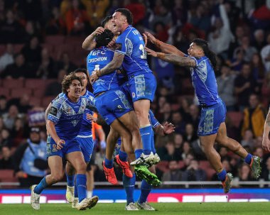 Samoalı Stephen Crichton ve takım arkadaşları Samoa 'nın 20 Kasım' da Birleşik Krallık 'ın Emirates Stadyumu' nda oynanan 2021 Dünya Rugby Ligi Dünya Kupası 2021 yarı final karşılaşmasında Avustralya ile oynadığı final golünü kutluyorlar.